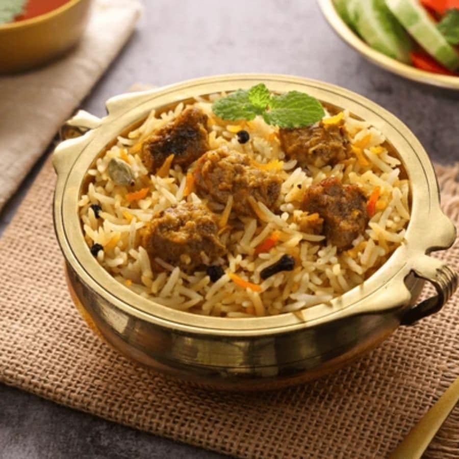 ‘রয়েল ইন্ডিয়ান হোটেল’ তালিকায় থাকলে ‘ইন্ডিয়ান রেস্তোরাঁ’ই বা বাদ যায় কেন? খিদিরপুরের এই দোকানে মাত্র ২২০ টাকা খরচ করলেই পেয়ে যাবেন পছন্দের বিরিয়ানি। 