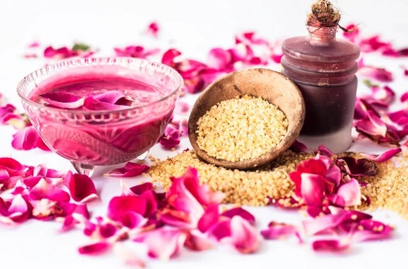 মুখের যত্নে মাস্ক: হলুদ, চন্দন বা বেসনের সঙ্গে গোলাপ জল মিশিয়ে বিভিন্ন ধরনের ফেস মাস্ক তৈরি করা হত। এই মাস্কগুলি ত্বক উজ্জ্বল এবং মসৃণ করত। এটি ত্বকের সতেজতা ফিরিয়ে আনতে এবং রোদে পোড়া দাগ দূর করতেও সাহায্য করে।