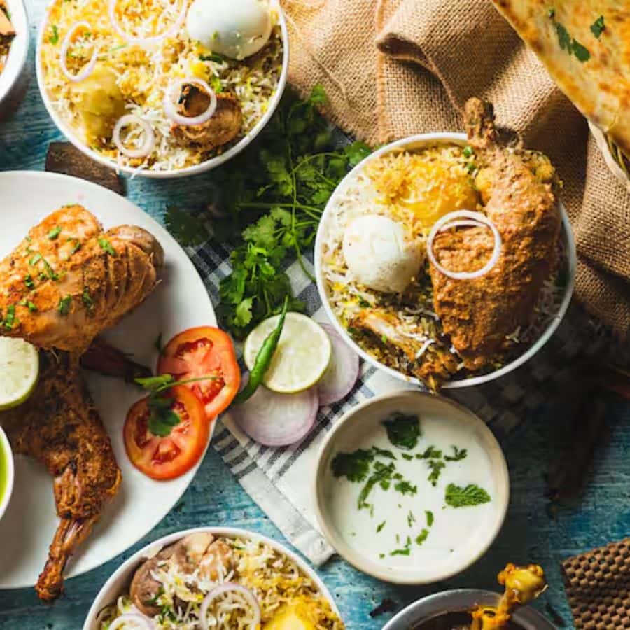 ‘করিমস্’কে কী করে ভোলা যায়! পার্ক স্ট্রিট, সল্টলেক সেক্টর ৫ সহ একাধিক জায়গায় রয়েছে এই দোকানের আউটলেট। এখানে চিকেন বিরিয়ানি খেতে ৩৭০ টাকা খরচ হবে, আর মাটন বিরিয়ানির দাম ৩৯০ টাকা। 