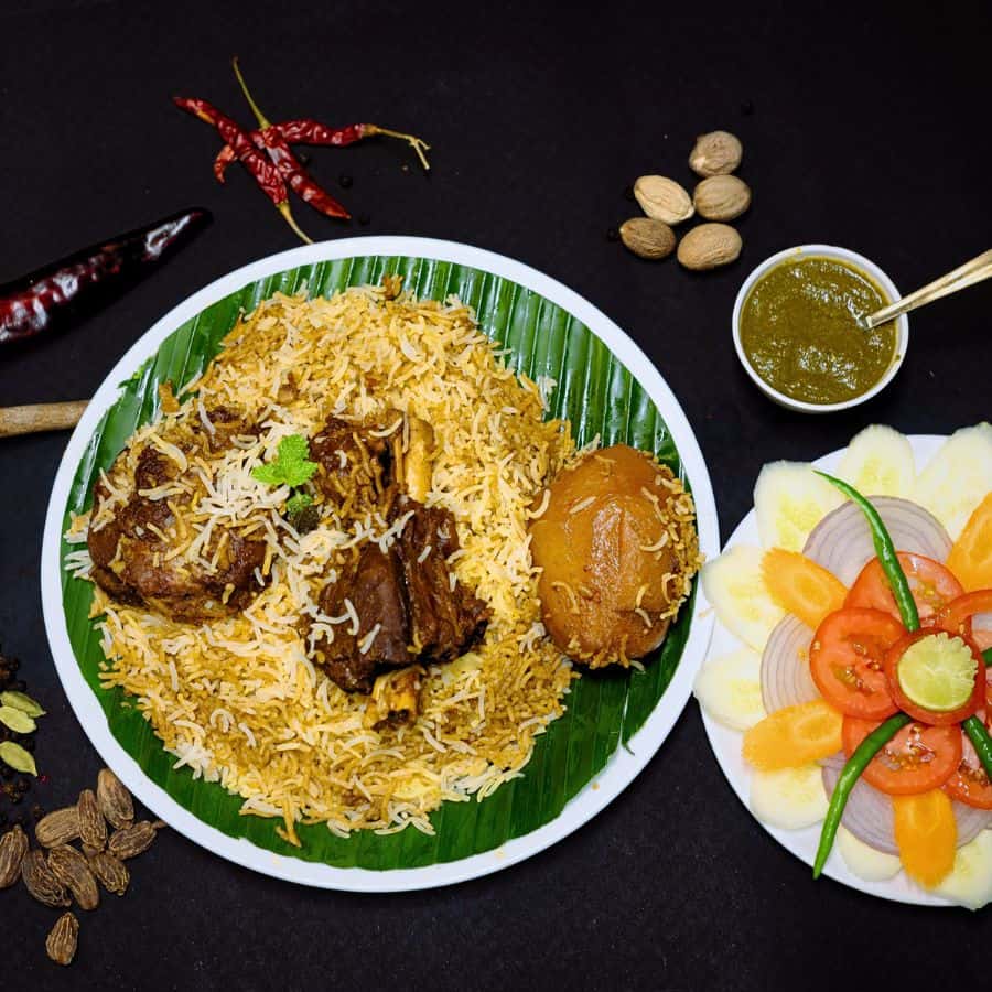 শহরের একদম উত্তর প্রান্তে চলে গেলে রয়েছে ‘দাদা বৌদির বিরিয়ানি’। ব্যারাকপুরের এই দোকানে সপ্তাহের মাঝে দুপুরবেলা গেলেও দারুণ ভিড় নজরে পড়ে, এতই এর সুখ্যাতি। এখানে এক প্লেট বিরিয়ানির দাম শুরু ১৮০-২০০ টাকা থেকে।   তেল কম, শুকনো বিরিয়ানি যদি পছন্দ করে থাকেন তাহলে আপনার পছন্দের গন্তব্য হবে ‘জ়িশান’। এখানে বিরিয়ানির প্লেটের দাম শুরু ২৫০ টাকা থেকে। 