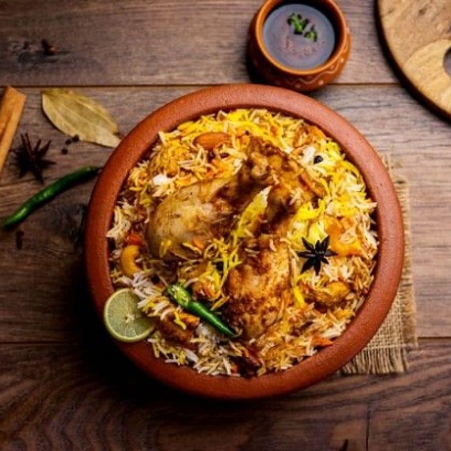 তবে মনে রাখবেন পুজোর সময় এই সমস্ত দোকানের দাম কিছু কিছু ক্ষেত্রে বাড়ে। ফলে মূল্যের তারতম্য ঘটতে পারে কিছু ক্ষেত্রে। কিন্তু বিরিয়ানি পছন্দ করলে এই জায়গাগুলিতে একবার ঢুঁ মারতেই হবে। (এই প্রতিবেদনটি ‘আনন্দ উৎসব’ ফিচারের একটি অংশ)। 