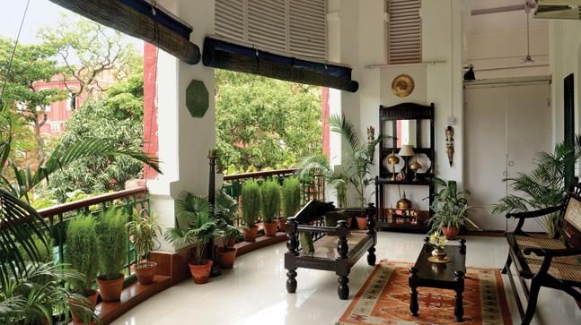  প্রাকৃতিক উপাদান:  আগেকার দিনের মতো ঘরে টবে মানিপ্ল্যান্ট, তুলসী বা মনের মতো ফুল রাখুন। বাঁশ, বেত বা জুটের জিনিসপত্র ব্যবহার করুন ঘর সাজাতে।