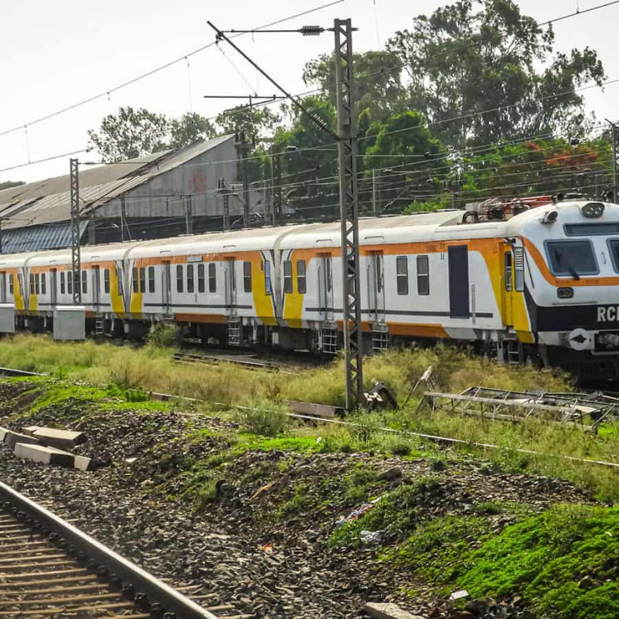রেলপথে: হাওড়া থেকে ঝাড়গ্রাম, মেদিনীপুর এবং পুরুলিয়ার দিকে নিয়মিত ট্রেন চলে। পুজোর সময়ে ট্রেনের টিকিট আগে থেকে বুক করে নেওয়া উচিত।