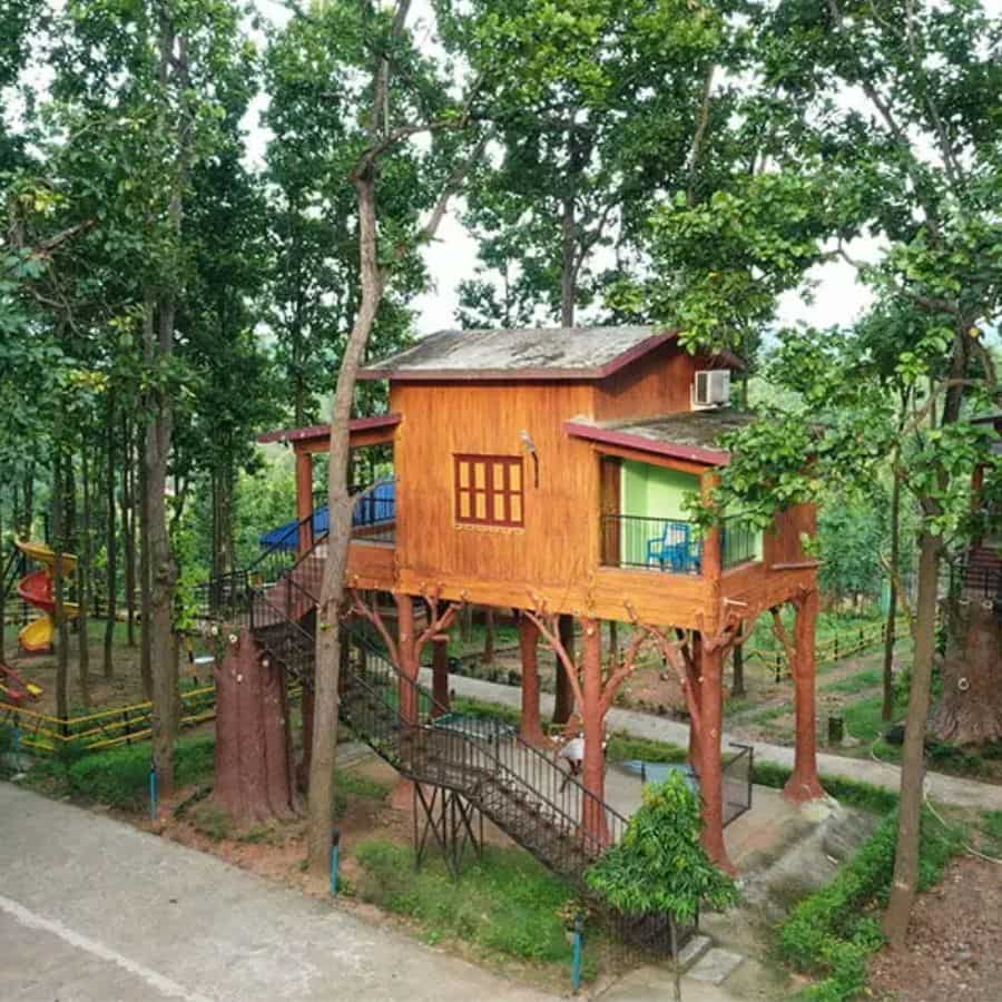 কোথায় থাকবেন? জঙ্গলমহলে থাকার জন্য এখন অনেক বিকল্প রয়েছে। আপনার বাজেট এবং সুবিধা অনুযায়ী আপনি হোটেল, রিসর্ট অথবা ইকো-ট্যুরিজম কটেজ বেছে নিতে পারেন।  ঝাড়গ্রামে: এখানে থাকার জন্য অনেক ভাল মানের হোটেল এবং রিসর্ট আছে। যেমন, অরণ্যসুন্দরী, ঝাড়গ্রাম রাজবাড়ি, ইত্যাদি।