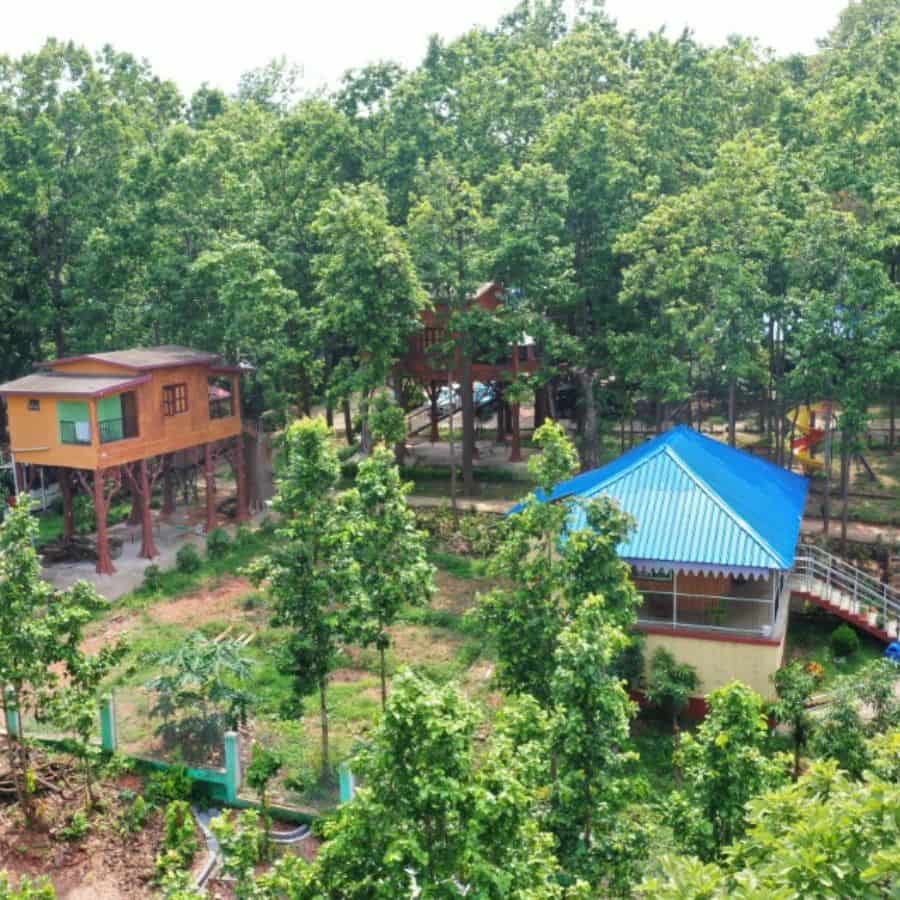 পুরুলিয়ায়: পুরুলিয়ার অযোধ্যা পাহাড়ে থাকার অনেক ছোট ছোট হোটেল এবং ইকো-ট্যুরিজম কটেজ আছে। এখানে থাকলে আপনি পাহাড় এবং বনের কাছাকাছি থাকতে পারবেন।