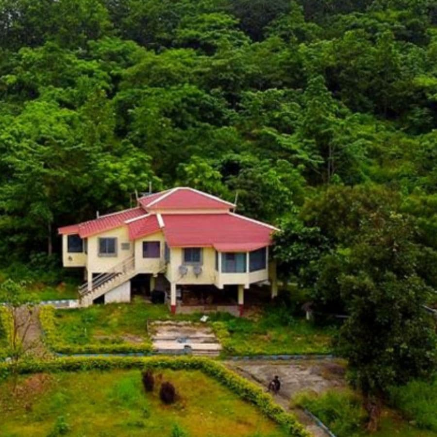 বাঁকুড়ায়: বাঁকুড়ার মুকুটমণিপুর বা বিষ্ণুপুরে অনেক রিসর্ট এবং হোটেল রয়েছে।  পুজোর সময়ে কী কী দেখবেন? জঙ্গলমহলের পুজো মানে শুধু প্রতিমা দেখা নয়, এটি একটি সাংস্কৃতিক অভিজ্ঞতা।