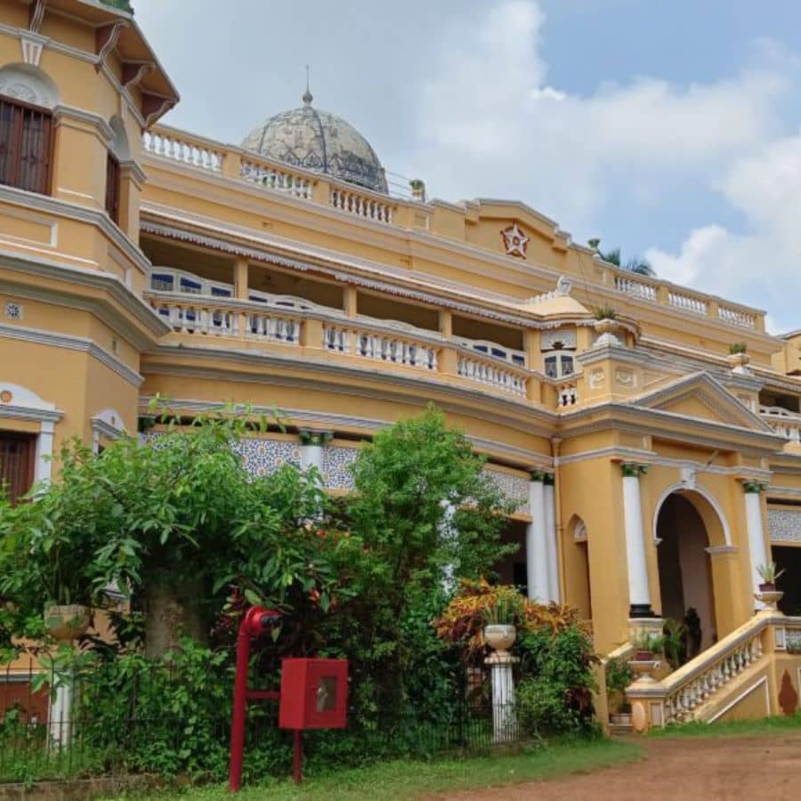 রাজবাড়ির পুজো: ঝাড়গ্রাম রাজবাড়ির পুজো খুবই পুরনো এবং ঐতিহ্যবাহী। এখানে দুর্গাপুজো উপভোগ করার পাশাপাশি আপনি রাজবাড়ির স্থাপত্যও দেখতে পারবেন।