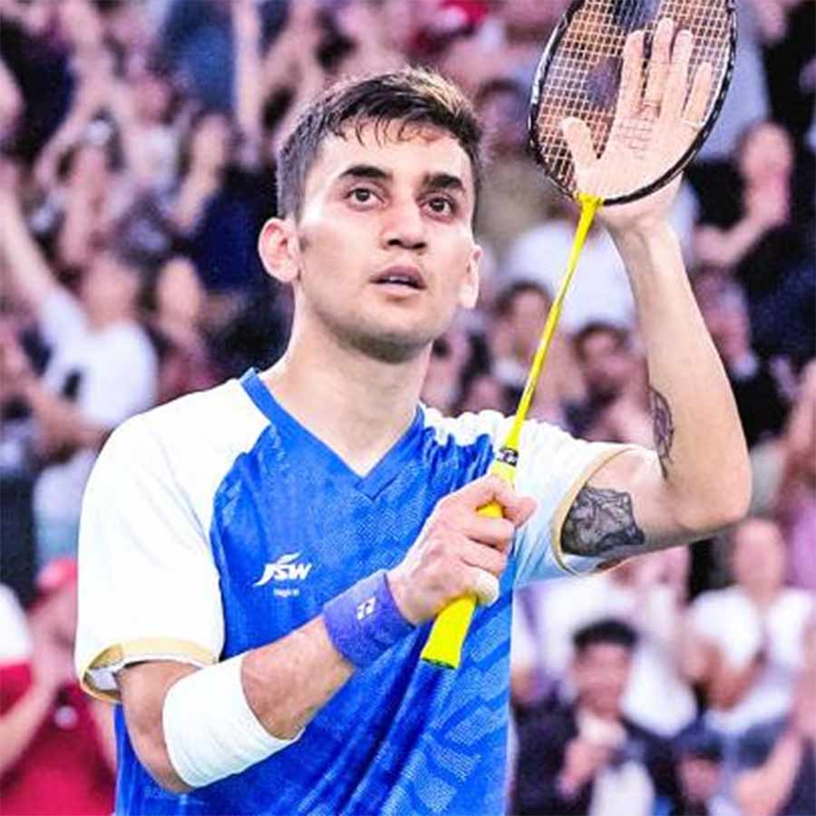 Indian badminton star Lakshya Sen has reached the last eight of the Hong Kong Open Super 500 badminton tournament.