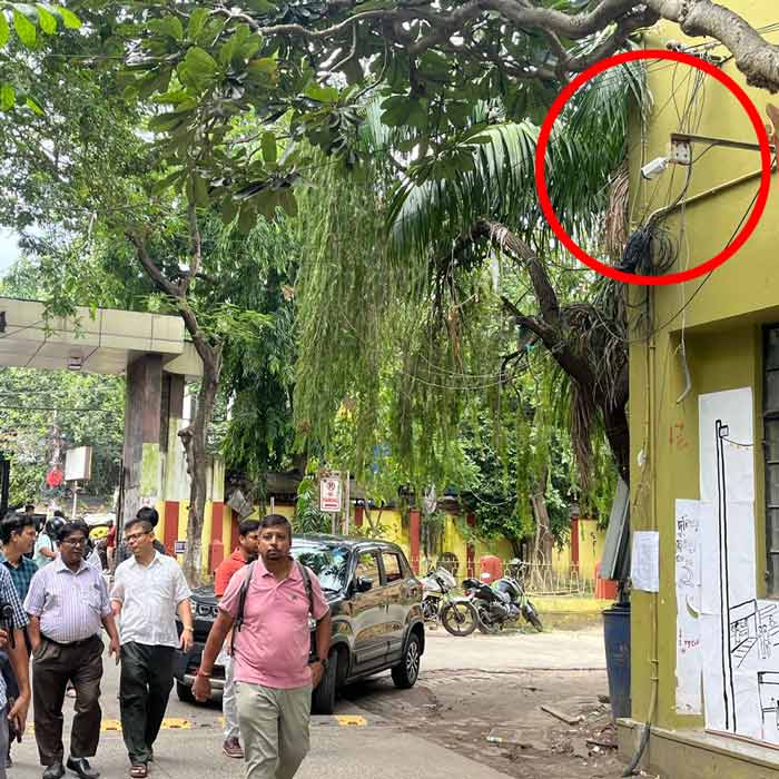 যাদবপুর বিশ্ববিদ্যালয়ের পুকুরের উল্টোদিকে সিসি ক্যামেরা।