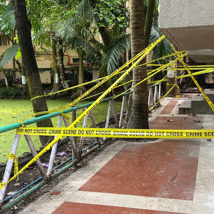 ঘিরে রাখা হয়েছে ঘটনাস্থল।