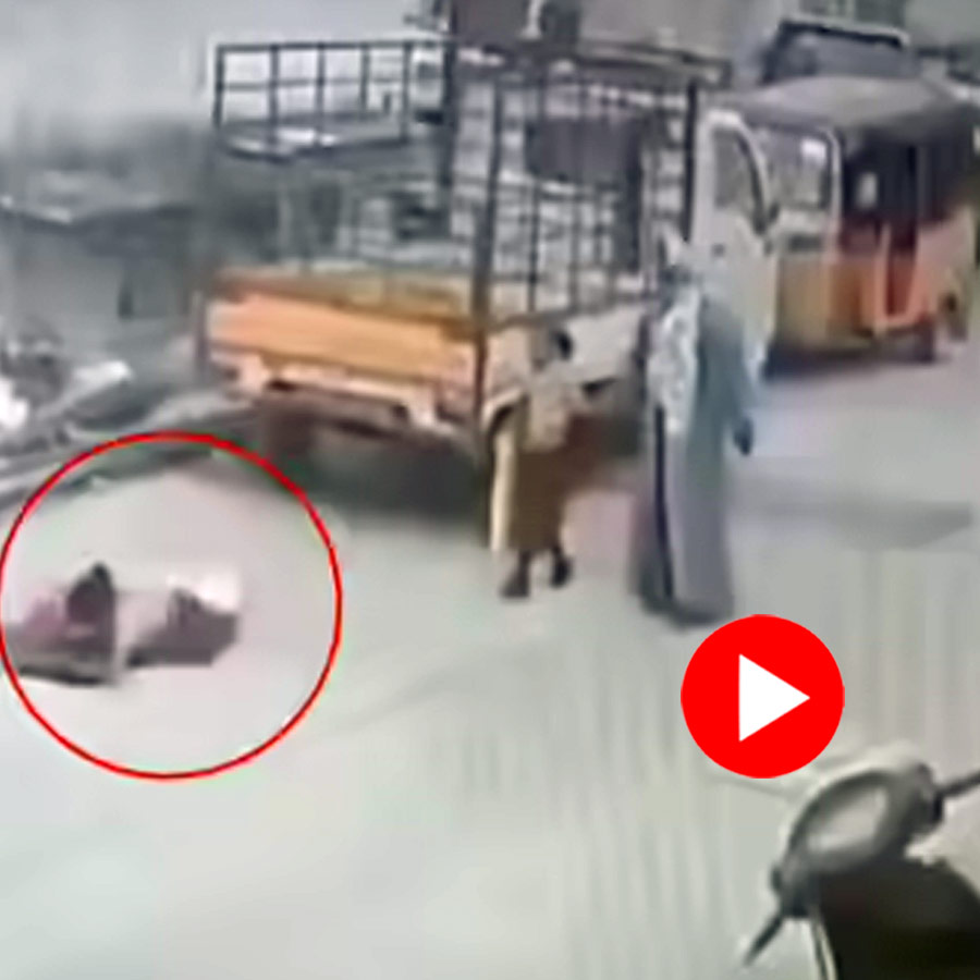 Girl Fell into Open Drainage Manhole Rescued by Mother