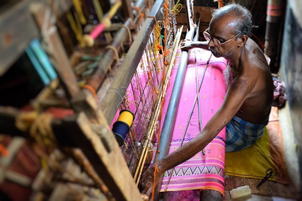 বাংলার শাড়ি ও ধুতি: রাজ্যের বাইরে থাকা বঙ্গনারীদের জন্য ঐতিহ্যবাহী শাড়ি এবং পুরুষদের জন্য ধুতি বা পাঞ্জাবি একটি চিরন্তন উপহার। হাতে বোনা শাড়ি বা সুন্দর পাড়ের পাঞ্জাবি তাঁদের কাছে শুধু পোশাক নয়, বাংলার সংস্কৃতির একটি অংশ।