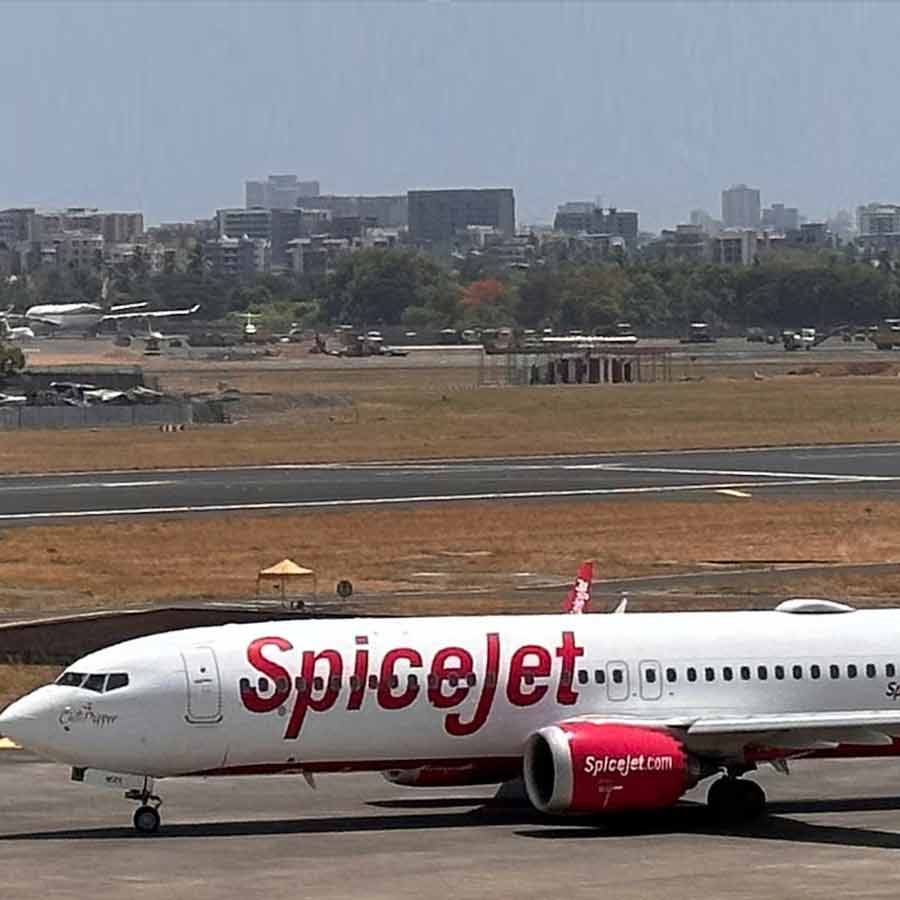 Tyre fell off after the Mumbai bound Spicejet flight took off from Kandla dgtl