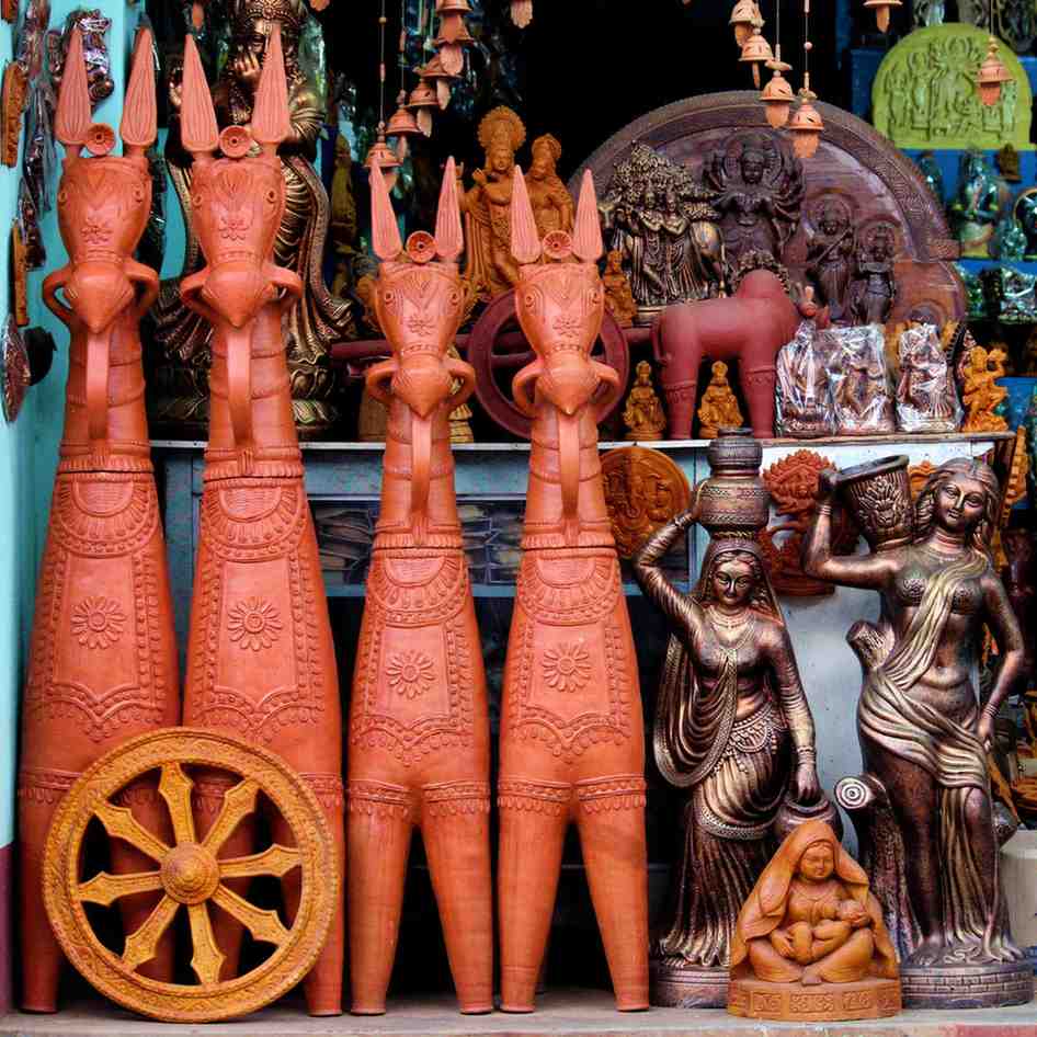 টেরাকোটার গয়না ও হস্তশিল্প: বাংলার হস্তশিল্প বিশ্ববিখ্যাত। বাঁকুড়ার টেরাকোটা, কৃষ্ণনগরের মাটির পুতুল বা শান্তিনিকেতনের চামড়ার ব্যাগ ও পার্স উপহার হিসাবে অনন্য হতে পারে। এই ধরনের উপহার রুচি ও শিল্পবোধেরও প্রশংসা করে।