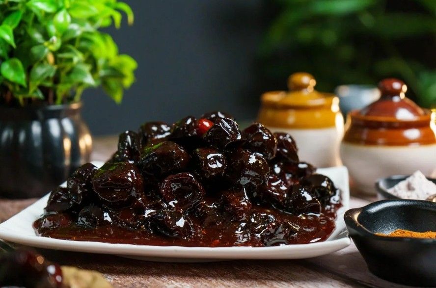 আচারের সেট ও মশলার প্যাকেজ: বাড়িতে তৈরি করা আচার বা বাংলার বিশেষ মশলার একটি সুন্দর প্যাকেজ উপহার হিসাবে অসাধারণ। যেমন, পাঁচফোড়ন, গরম মশলা বা বিশেষ কোনও রান্নার মশলা। এগুলি তাঁরা পরে বাড়ি ফিরে ব্যবহার করতে পারবেন।