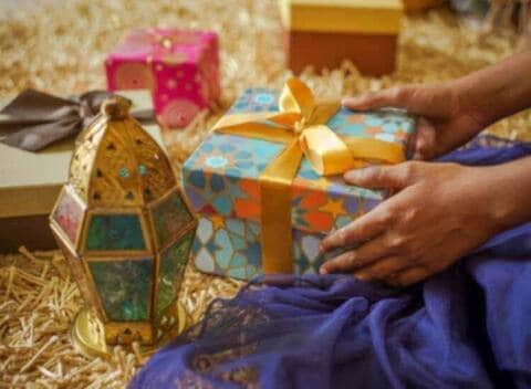 মনের মতো উপহারের প্যাকেজ: মনের মতো উপহারের প্যাকেজ: যদি একটি নির্দিষ্ট উপহার বেছে নিতে অসুবিধা হয়, তা হলে কয়েকটি ছোট ছোট জিনিস দিয়ে উপহারের বাক্স তৈরি করতে পারেন। যেমন, একটি ছোট মিকি সেট, কিছু মিষ্টি, একটি হাতে বোনা ছোট ব্যাগ বা স্কার্ফ এবং একটি বাংলা বই। এটি তাঁদের প্রতি আপনার ভালবাসার গভীরতা প্রকাশ করবে।  (এই প্রতিবেদনটি ‘আনন্দ উৎসব’ ফিচারের একটি অংশ)।যদি একটি নির্দিষ্ট উপহার বেছে নিতে অসুবিধা হয়, তাহলে কয়েকটি ছোট ছোট জিনিস দিয়ে একটি গিফট বাস্কেট তৈরি করতে পারেন। যেমন, একটি ছোট মিকি সেট, কিছু মিষ্টি, একটি হাতে বোনা ছোট ব্যাগ বা স্কার্ফ এবং একটি বাংলা বই। এটি তাঁদের প্রতি আপনার ভালোবাসার গভীরতা প্রকাশ করবে।  এই প্রতিবেদনটি ‘আনন্দ উৎসব’ ফিচারের একটি অংশ।