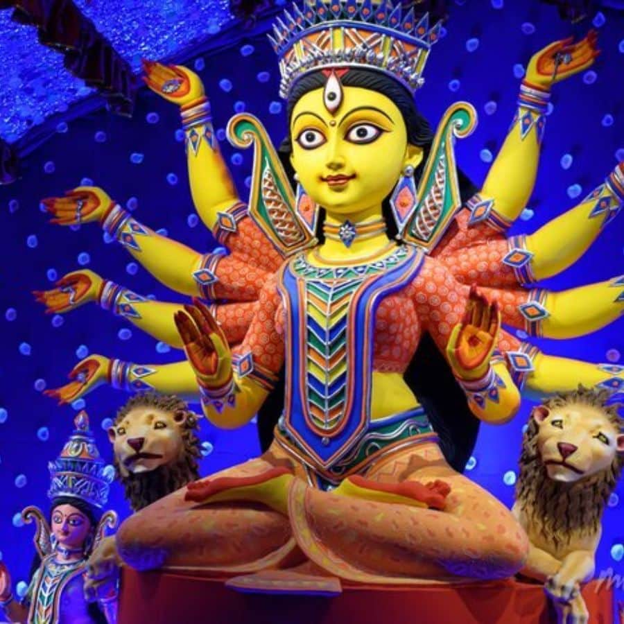 হিন্দুস্তান ক্লাব: রঙিন বাহারি আলোর চাঁদোয়া দেখতে প্রতি বছর ভিড় জমে এখানে। দক্ষিণ কলকাতার এই পুজো তাদের থিমের পাশাপাশি আলোকসজ্জার জন্যও জনপ্রিয়।  (এই প্রতিবেদনটি ‘আনন্দ উৎসব’ ফিচারের একটি অংশ)।