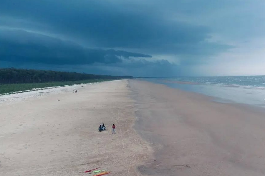 কাসাফল সৈকতটিও কম সুন্দর নয়।