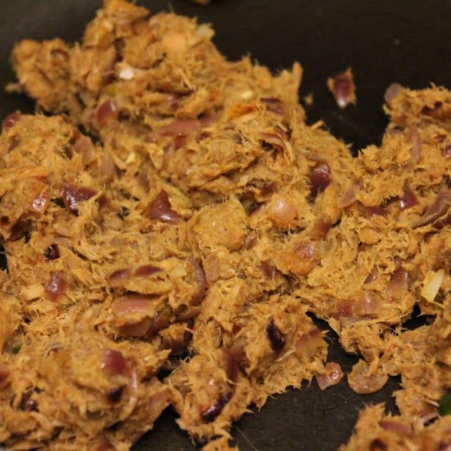  এর পরে কাঁটা বেছে রাখা মাছ আর সামান্য গরম মশলা দিয়ে গোটাটা ভাল করে কষিয়ে নিন। তৈরি হয়ে গেল মাছের পুর।  