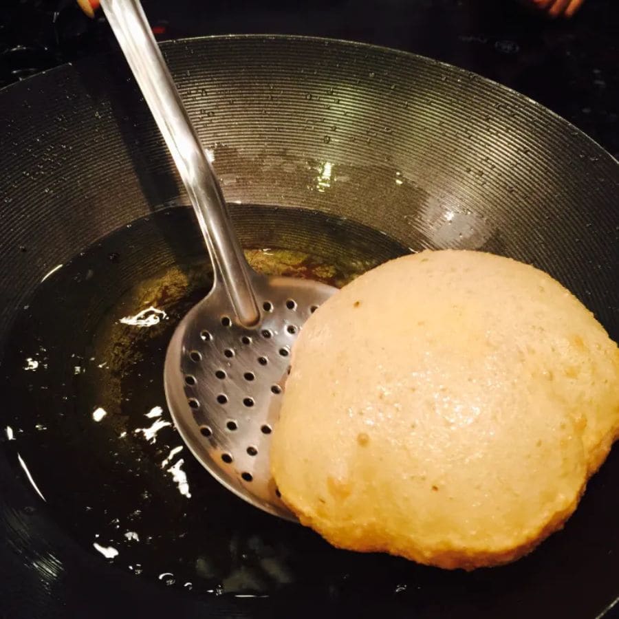 এ বার কড়াইয়ে সাদা তেল দিন। তা ভাল মতো গরম হয়ে গেলে তাতে একটা একটা করে কচুরি সাবধানে ছাড়ুন। ফুলে ওঠা পর্যন্ত ভাজুন।  