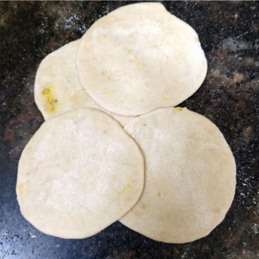 এ বার লেচি কেটে তাতে মাছের পুর ভরুন। তার পরে সাদা তেল ব্যবহার করে কচুরির আকারে বেলে নিন। 