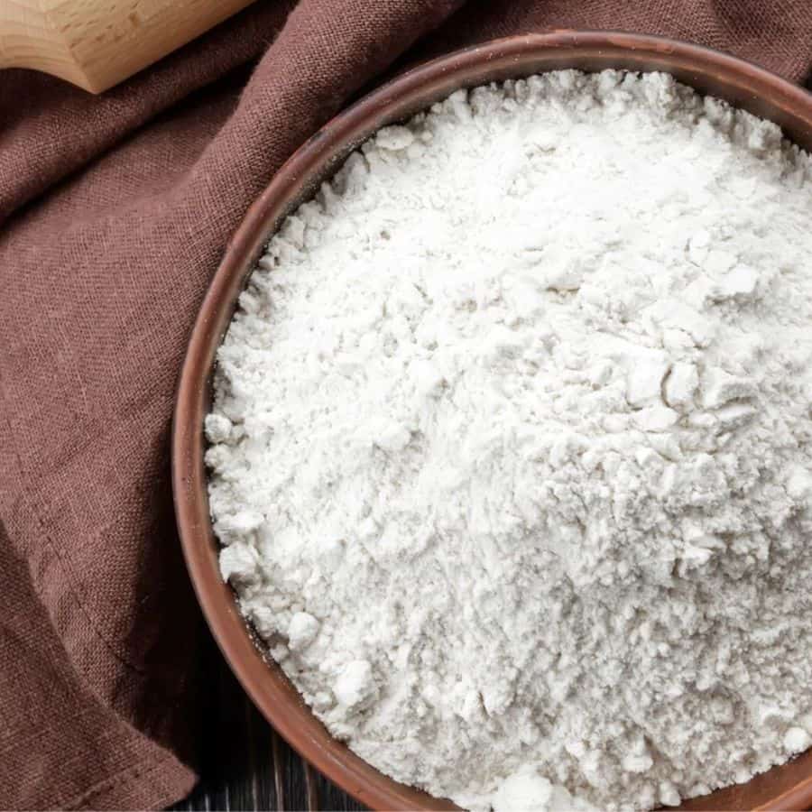 পরিমাণ মতো ময়দা ভাল করে মেখে রাখতে হবে আগে থেকে। ময়দা মেখে কিছু ক্ষণ রাখা থাকলে তা নরম হয়। 