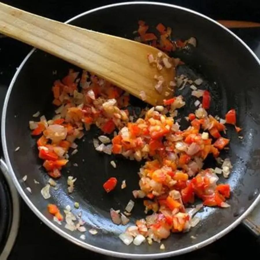 এ বার কড়াইয়ে তেল দিন। তেল গরম হলে তাতে কুচোনো পেঁয়াজ এবং রসুন দিয়ে দিন। হালকা বাদামি করে ভাজুন। তাতে তার পরে যোগ করুন লঙ্কা কুচি, স্বাদ মতো নুন, লাল লঙ্কা গুঁড়ো, ধনে গুঁড়ো, জিরে গুঁড়ো। ভাল করে নেড়ে নিন সবটা।