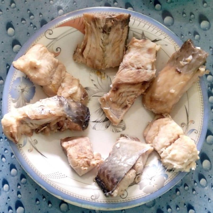 এ বার চলে আসা যাক রন্ধন প্রণালীতে। মাছের কচুরি বানানোর জন্য সবার আগে মাছ ভাল করে ধুয়ে নিন। এর পর পেটিগুলি একটি পাত্রে নিয়ে পরিমাণ মতো নুন, হলুদ, লঙ্কা গুঁড়ো, আদা-রসুন বাটা এবং জল দিয়ে সেদ্ধ করুন। মাছ সেদ্ধ হয়ে গেলে কাঁটা বেছে ফেলে দিন। 