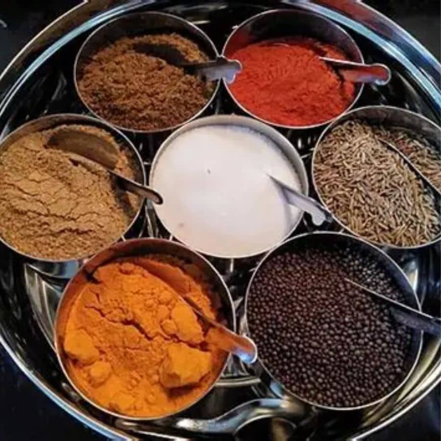 মাছের কচুরি বানাতে চাই কাতলা বা রুই মাছের কয়েক টুকরো পেটি। এ ছাড়া লাগবে লঙ্কা কুচি, পেঁয়াজ কুচি, আদা বাটা, রসুন বাটা, রসুন কুচি, লাল লঙ্কা গুঁড়ো, ধনে গুঁড়ো, জিরে গুঁড়ো, নুন, হলুদ, সাদা তেল, ময়দা, গরম মশলা।