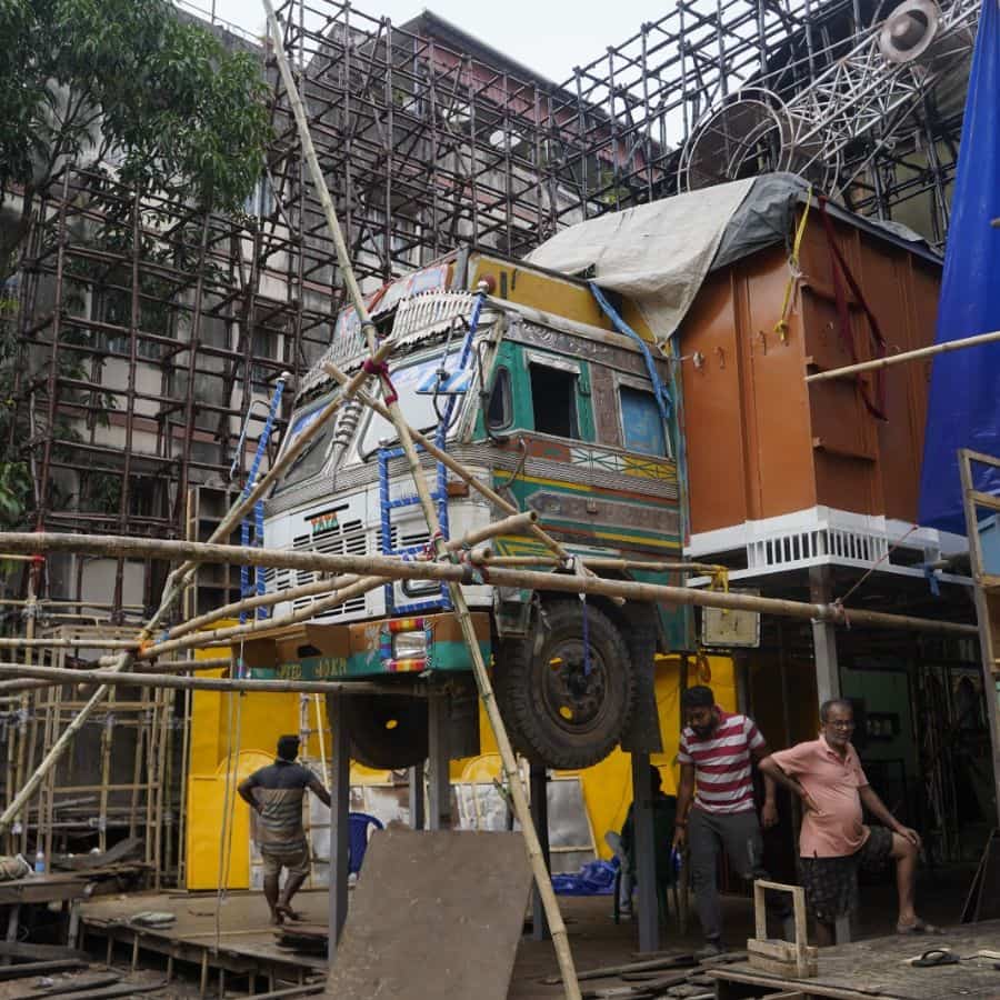 তবে এই ক্লাবের অন্যতম চমক হল সামনে থাকা একটি লরির অংশ। কিন্তু এটির অর্থ কী? এটি ব্যাখ্যা করে স্বরাজ বলেন, “আমরা সবসময় সার্কাসের সামনের দিকটা দেখে থাকি, পরিষ্কার, পরিচ্ছন্ন ঝাঁ চকচকে। কিন্তু আমরা তাঁদের ব্যাকস্টেজের কথা জানতে পারি না।” 