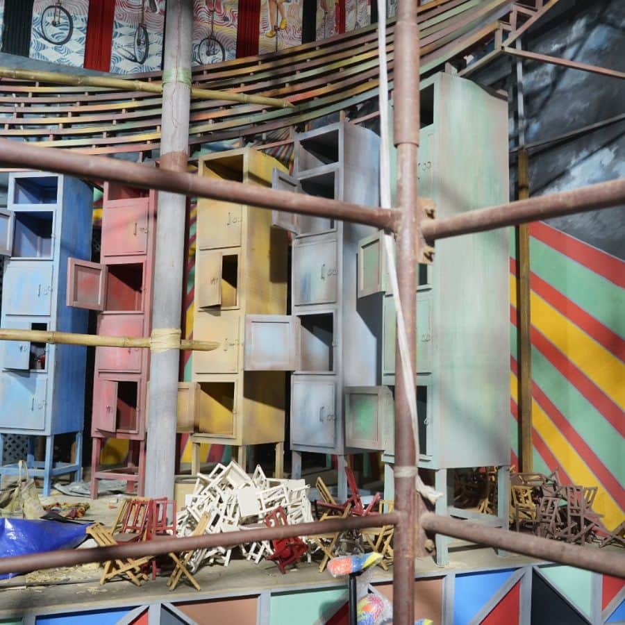 একটা সময় সার্কাসের দারুণ রমরমা ছিল। শীতকালে শহরের একাধিক জায়গায় বসত সার্কাসের তাঁবু। কিন্তু আজ সেই চিত্র বড়ই ফ্যাকাসে। 