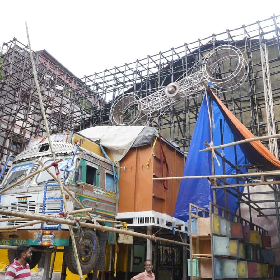 এক এক করে বন্ধ হয়ে যাচ্ছে সার্কাসের তাঁবু। সার্কাসের সঙ্গে জড়িত থাকা বাকি মানুষেরা জীবনের মূল স্রোতে নিজেদের মানিয়ে নিলেও, জোকারদের জন্য সেটা সহজ নয়। সেখান থেকেই এই ভাবনা বলে জানালেন বড়িশা ক্লাবের এ বারের সহশিল্পী স্বরাজ পাল। 