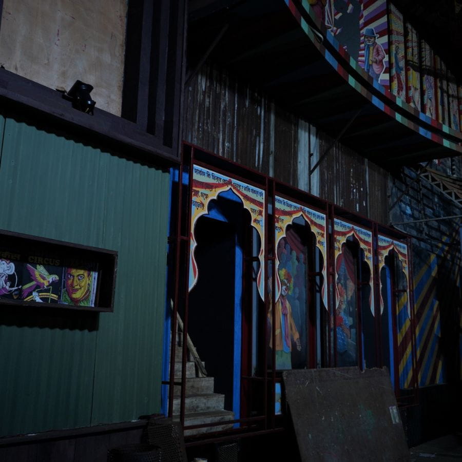 তিনি আরও জানান, “যখন এই সার্কাসের তাঁবুগুলি বন্ধ হয়ে যাচ্ছে পর পর তখন জোকারদের পৃথিবী শূন্য হয়ে যাচ্ছে। সেই জিনিসটা আমরা আমাদের থিমের মধ্যে তুলে ধরছি।”