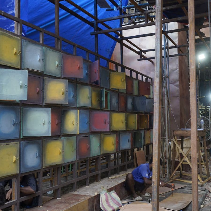 বড়িশা ক্লাবের এই থিম নির্মাণে ব্যবহৃত হচ্ছে বাঁশ, বাটাম, লোহা, টিন, ছবি। শিল্পী জানান তাঁরা আশা করছেন, যে ছবিগুলি ব্যবহৃত হয়েছে, আঁকা হয়েছে এখানে সেগুলি মানুষের মন ছুঁয়ে যাবে। 