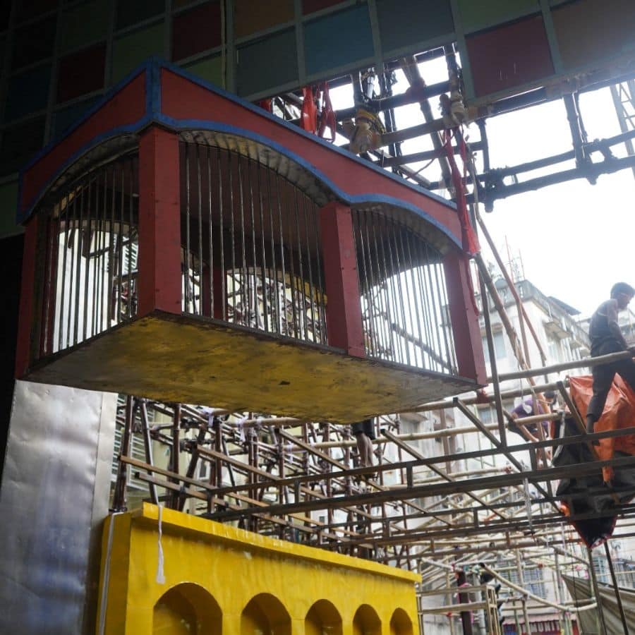  তিনি আরও বলেন, “আমরা এখানে দেখাচ্ছি যে সার্কাস বন্ধ হয়ে যাচ্ছে। যখন কিছু চলে যায়, বন্ধ হয়ে যায়, তখন সেটার জিনিসপত্র কোনও গাড়িতে করেই নিয়ে যাওয়া হয়। তাই আমরা সার্কাসের এই চলে যাওয়া বোঝাতেই লরিটাকে দেখিয়েছি, যে এটার মধ্যে সব মালপত্র তুলে সেই গাড়ি শেষ যাত্রার দিকে এগোচ্ছে।” (এই প্রতিবেদনটি ‘আনন্দ উৎসব’ ফিচারের একটি অংশ)। 