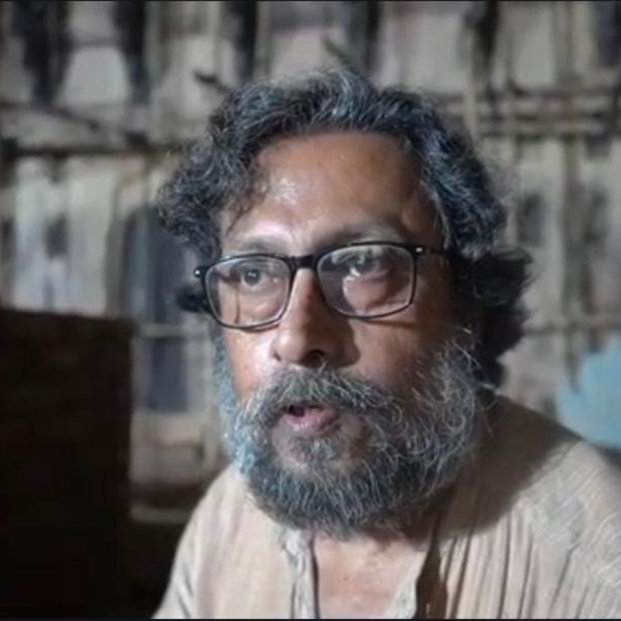 তিনি এও জানান, “যিনি আরম্ভ করেছিলেন, তিনি শেষ করে যেতে পারেননি। যিনি বুন্দেলখন্ড থেকে এখানে এসে এটি নির্মাণ করা শুরু করেন, তাঁর স্ত্রী শিব ভক্ত ছিলেন। স্বামীকে অনুরোধ করেন শিবের মূর্তি স্থাপন করার জন্য। সেই ব্যক্তির মৃত্যুর পর তাঁর ছেলে এই মন্দিরটি শেষ করেন। তাঁর আবার এক বান্ধবী নর্তকী ছিলেন, যিনি দুর্গার ভক্ত, তাঁর অনুরোধে সেই ব্যক্তি শিবানীর মন্দির তৈরি করেন। সেই থেকে এই মন্দিরের নাম হয় ‘শিবানী ধাম’, সেখানকার মানুষ এটিকে এই নামেই চেনে।” 