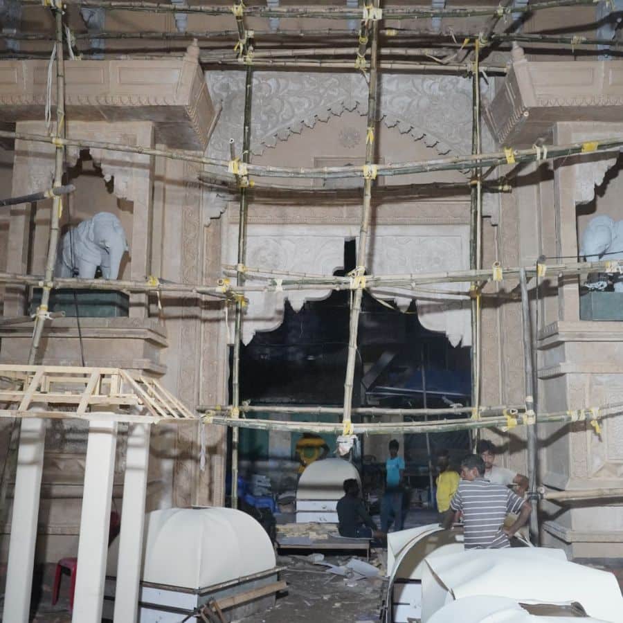 এ বার এই ক্লাবের হীরক জয়ন্তী বর্ষ। ৬০ তম বছরে এসে নূতন দলের ভাবনা ‘শিবানী ধাম’।   হ্যাঁ, দুর্গার আরেক নাম শিবানী। আর ‘শিবানী ধামে’ই এ বার আরাধনা হবে দেবীর। সঙ্গে থাকবে বুন্দেলখন্ডের ছোঁয়া। 