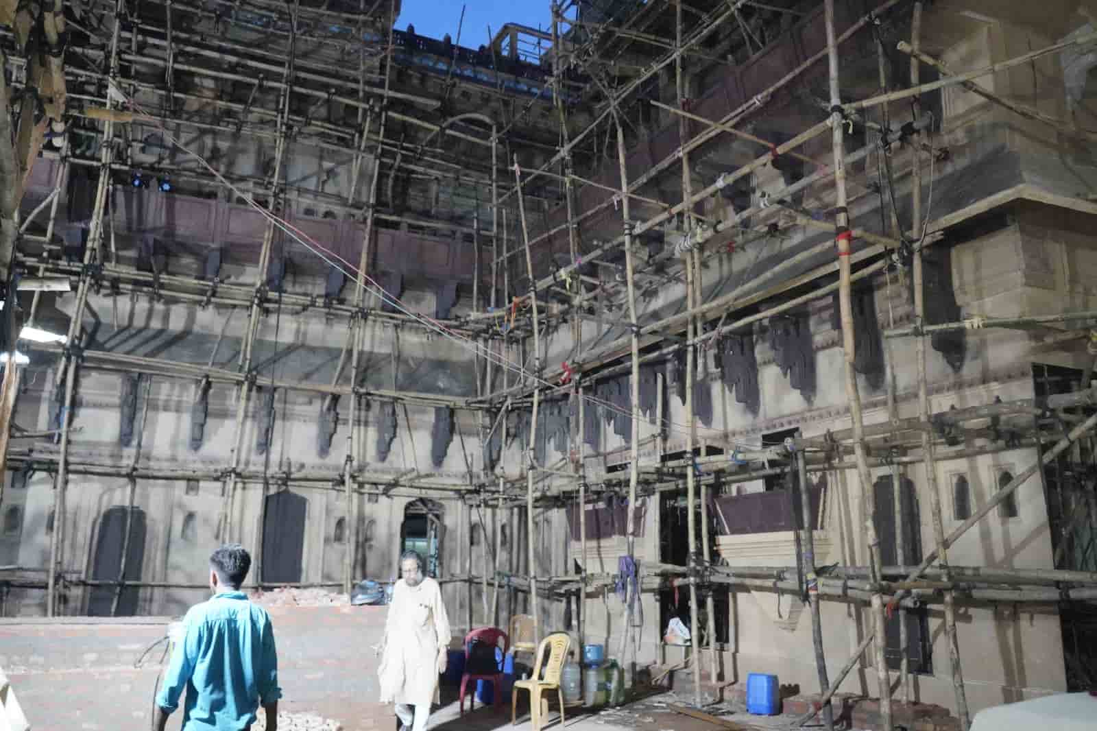 বেহালা নূতন দলের এ বারের থিম ভাবনা রণ বন্দ্যোপাধ্যায়, অমর সরকার এবং সঞ্জয় ভট্টাচার্যের। এই ক্লাবের প্যান্ডেল এ বার কী ভাবে সেজে উঠছে, কী কী চমক থাকছে চলুন জেনে নেওয়া যাক। 