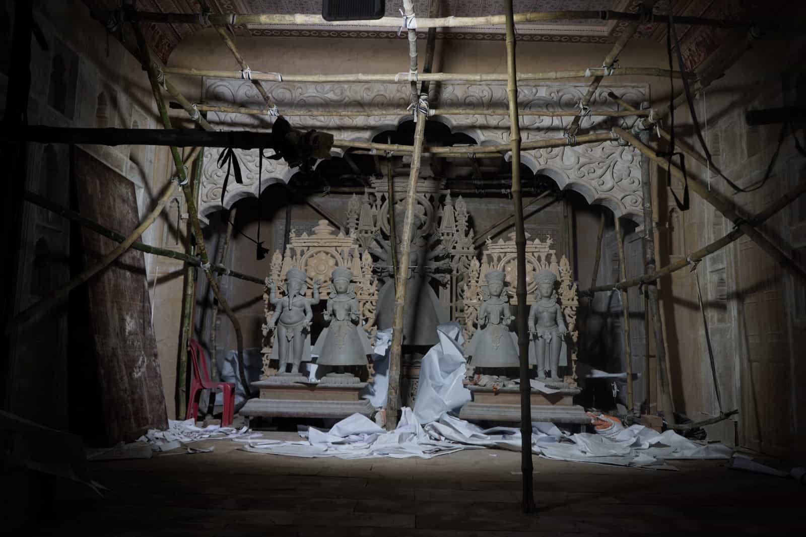 আনন্দবাজার ডট কমকে শিল্পী রণ বন্দ্যোপাধ্যায় বলেন,  তাঁদের এ বারের ভাবনা এক কাল্পনিক গল্প, যেখানে ফুটে উঠবে চার-পাঁচশ বছর আগে নির্মিত এক মন্দিরের কথা। 