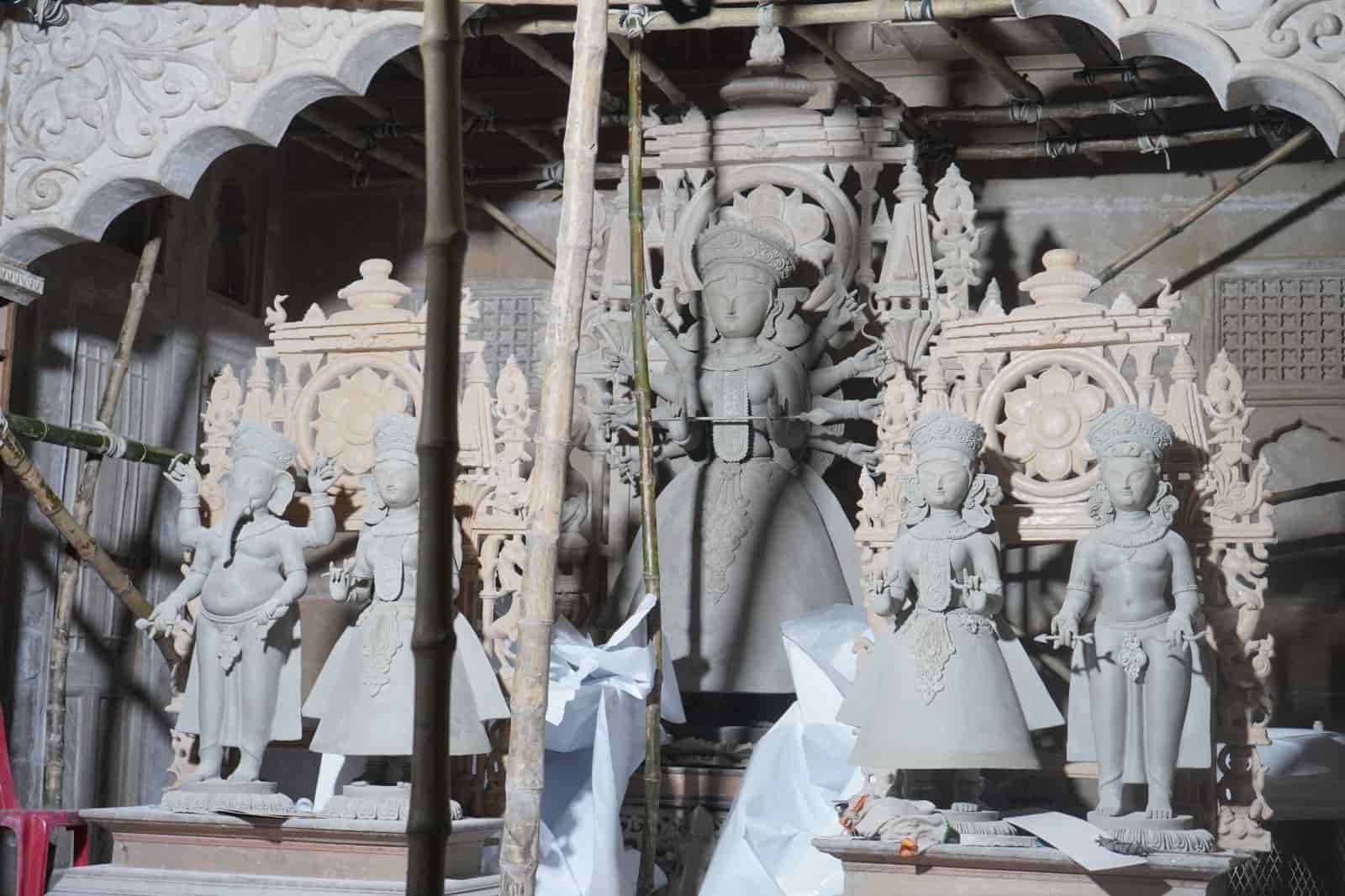 রণ বন্দ্যোপাধ্যায় বলেন, “কোনও এক সময়, চার-পাঁচশ বছর আগে বুন্দেলখন্ড থেকে কিছু মানুষ এখানে এসেছিলেন, এসে আমাদের উত্তরবঙ্গের মতো কোনও জায়গায় বসতি স্থাপন করেন। তখন এ ভাবে পশ্চিমবঙ্গ ছিল না, বাংলা-বিহার-ওড়িশা মিলে এক সঙ্গে সমস্ত কিছু ছিল। সেখানে দুই-তিন প্রজন্ম ধরে ওঁরা এই মন্দিরটি তৈরি করেছিলেন।”