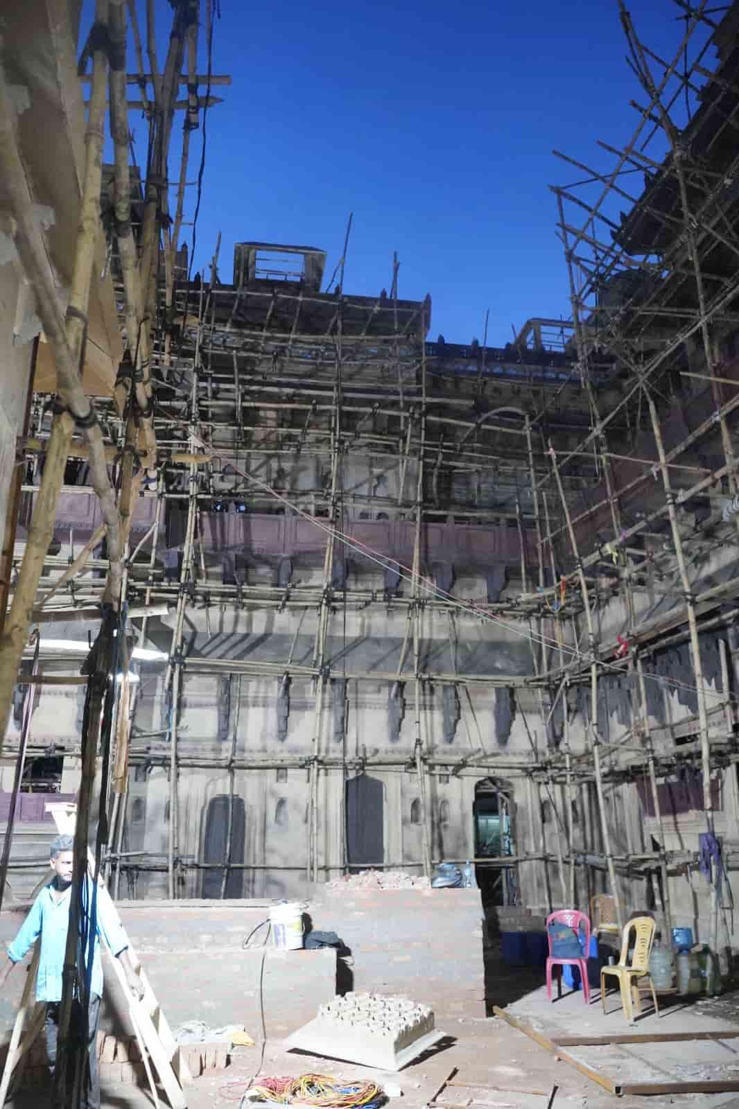 জানা গিয়েছে এই ‘শিবানী ধাম’ তৈরি করতে ব্যবহৃত হচ্ছে বাঁশ, পাইপ, গ্লাস ফাইবার, বিভিন্ন ধরনের রং, ইত্যাদি। বর্তমানে জোরকদমে মণ্ডপসজ্জার কাজ চলছে। 