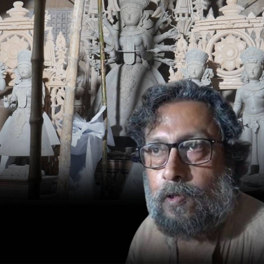 পুজোর সময় কম বেশি সকলেরই এক দিন বরাদ্দ থাকে দক্ষিণ কলকাতার ঠাকুর দেখার জন্য। আর দক্ষিণ কলকাতা, আরও ভাল করে বললে বেহালার দিকে এলে বেহালা নূতন দলের ঠাকুর না দেখে ফিরে যান এমন মানুষ কমই আছে। লম্বা লাইন পড়ে এই ক্লাবের ঠাকুর দেখার জন্য। 