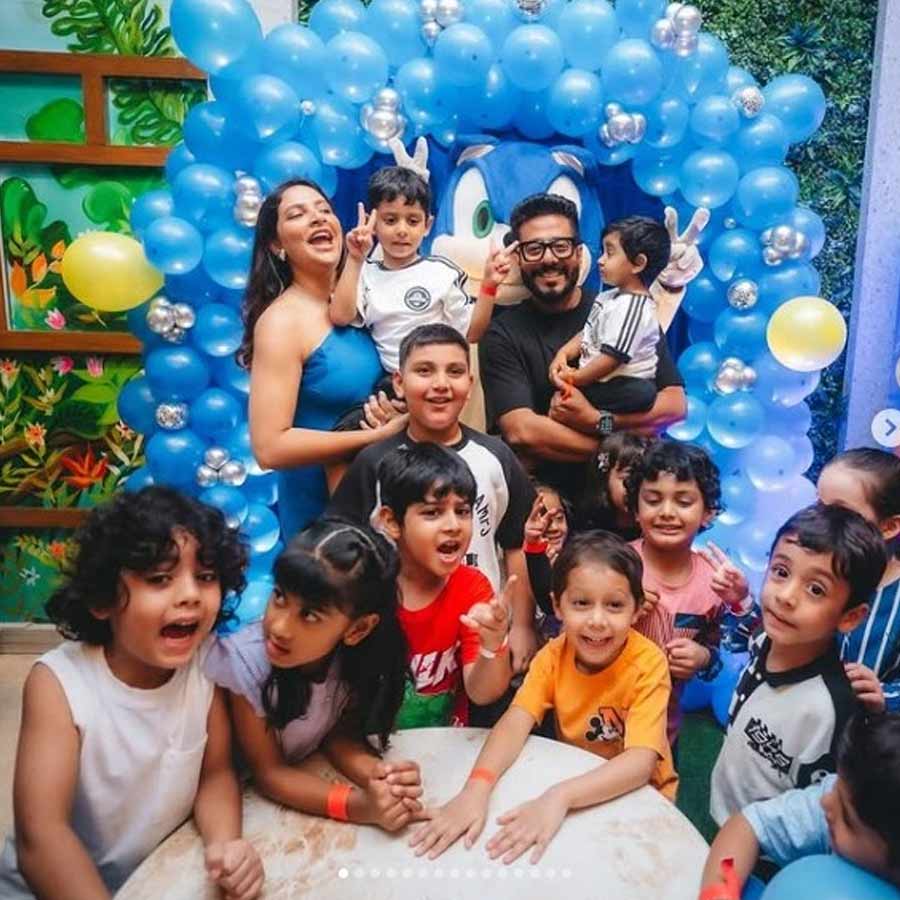 ইউভানের পাঁচ বছরের জন্মদিনে লাল টি-শার্ট পরে হাজির কোয়েল-পুত্র কবীর।