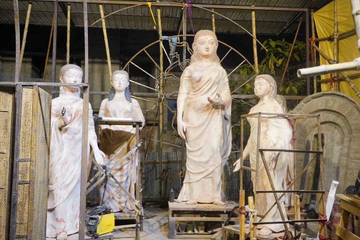 বেহালার এই বারোয়ারি দুর্গাপুজোর বয়স ৬০ বছর। 