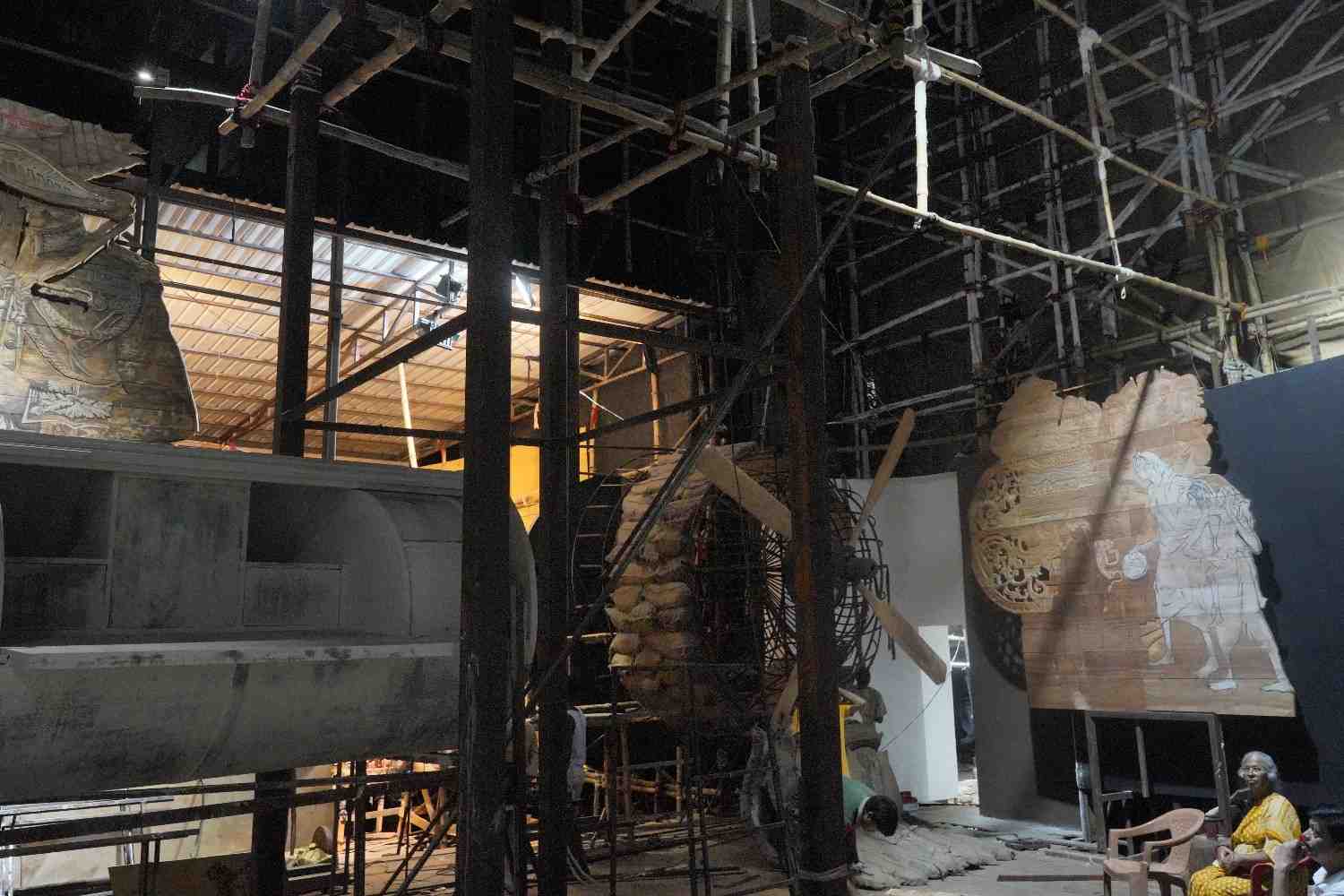 রাজনারায়ণ জানিয়েছেন, যুদ্ধ যে কতটা ভয়াবহ হতে পারে, সেটাই এ বারের থিমে তুলে ধরছেন তাঁরা। 