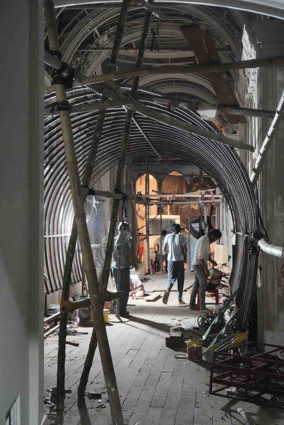 রাজনারায়ণ জানিয়েছেন, যুদ্ধ ও অশান্তির সেই ভয়াবহতাই তাঁরা তাঁদের মণ্ডপসজ্জায় তুলে ধরছেন। 