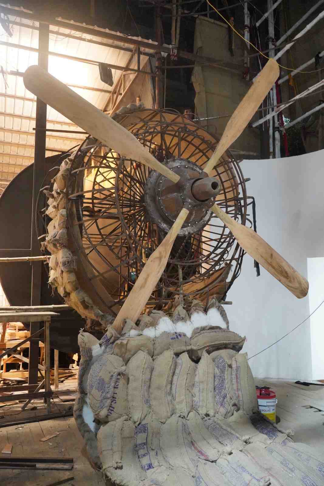 এর জন্য ঐতিহাসিক বিভিন্ন তথ্য, নিউজ রিপোর্ট, সমসাময়িক শিল্পকর্মের সহযোগিতা নেওয়া হয়েছে। 