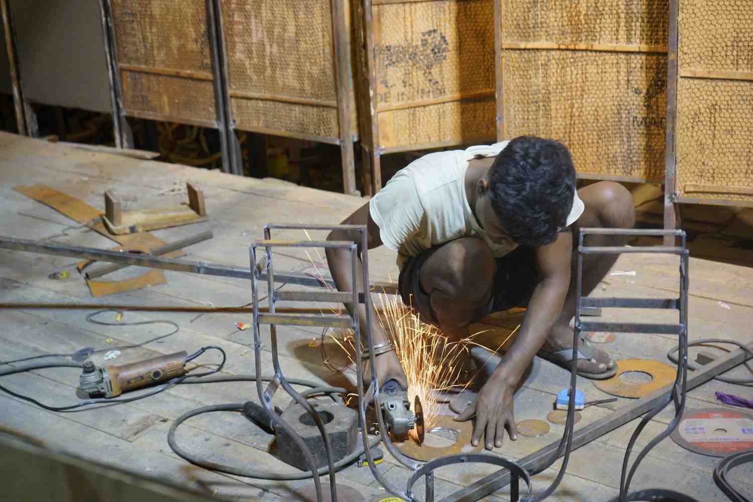 মণ্ডপ নির্মাণ করতে ব্যবহার করা হচ্ছে সিমেন্ট, বালি, কাঠ, লোহা, বস্তা প্রভৃতি সামগ্রী। (এই প্রতিবেদনটি ‘আনন্দ উৎসব’ ফিচারের একটি অংশ।)