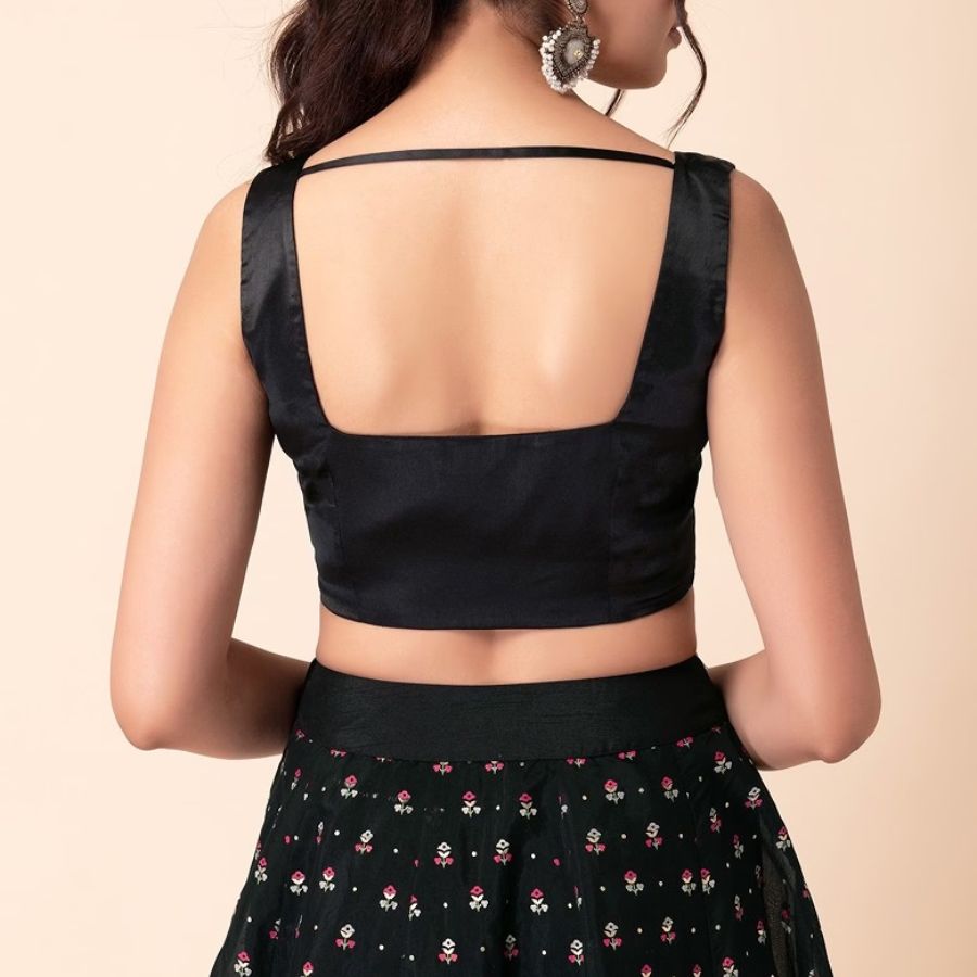 স্বচ্ছ অন্তর্বাস অনেক সময়তেই সিভলেস অথবা অফ শোল্ডার ব্লাউজ় পরার সময় অন্তর্বাসের স্ট্র্যাপ সামলাতে গিয়েও হিমশিম খেতে হয়। 