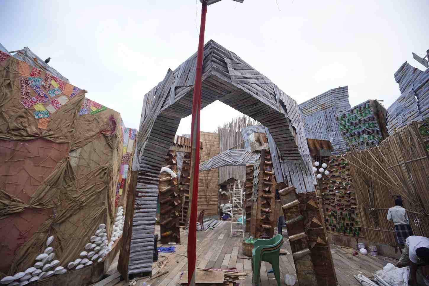 মূলত, এই ভিন্ন দৃষ্টিভঙ্গিকে আশ্রয় করেই এ বারের দুর্গাপুজোর থিম স্থির করেছেন উল্টোডাঙা বিধান সংঘ দুর্গোৎসব পুজো কমিটির সদস্যরা। 